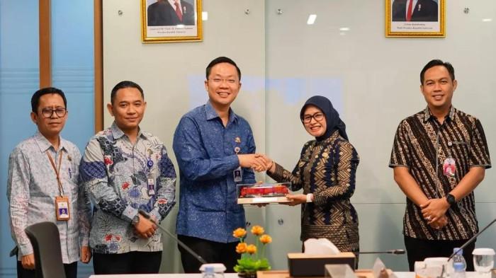 Bupati Pangandaran Citra Pitriyami bersama Bupati Cilacap Syamsul Auliya Rachman dan jajaran Direktorat Jenderal Perkeretaapian (DJKA) Kementerian Perhubungan membahas rencana perpanjangan rute Kereta Api (KA) Pangandaran, Sabtu 1 November 2025.