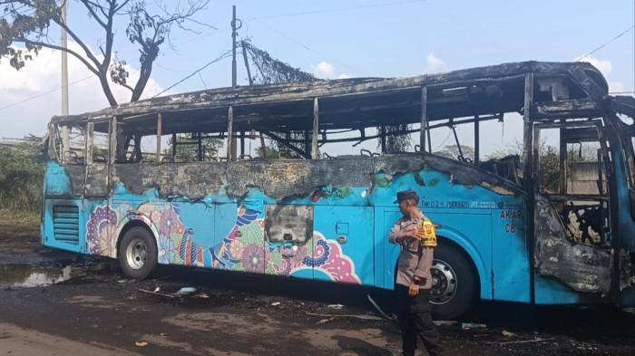 BUS LEGENDARIS - Kepulan asap hitam pekat mendadak membubung tinggi di jalur Pantura Jawa Tengah-Cirebon, tepatnya di Desa Rawaurip, Kecamatan Pangenan, Kabupaten Cirebon, Kamis (28/5/2026). Kobaran api yang melalap bus legendaris PO Coyo membuat suasana jalan nasional itu mendadak geger.