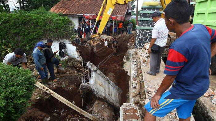Berita Foto: Parahnya Dampak Ledakan Pipa PDAM di Banjaran, Membuat Garasi Mobil Ambruk