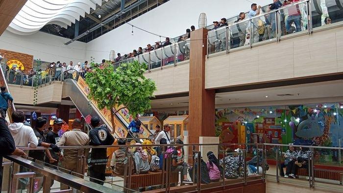 Suasana di Plaza Asia pada Debat Ke-2 Pilkada Sumedang, Pendukung Saling Sindir Yel-yel Dukungan