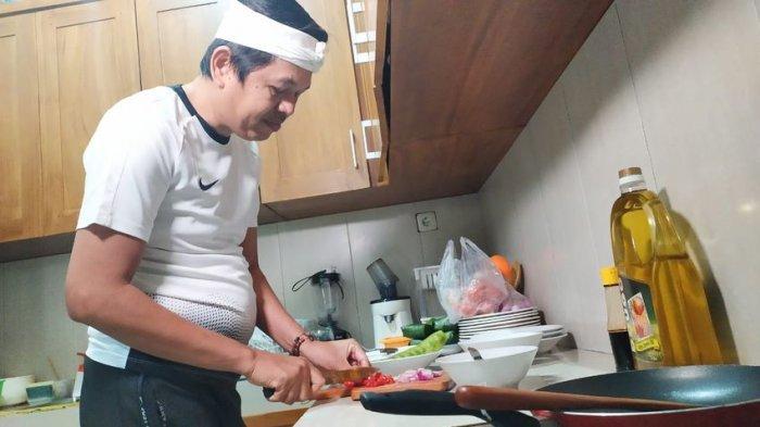 Dedi Mulyadi Bikin Nasi Goreng Sendiri, Kenang Saat Hidup Susah, Dulu Pakai Minyak Bekas Tanpa Telur