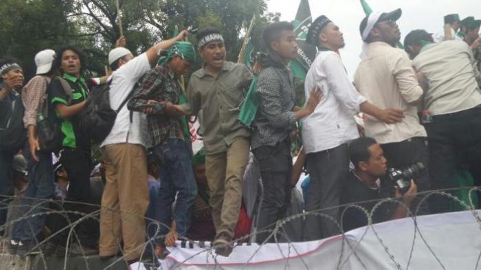 Demo Ricuh, Polisi Tembakkan Gas Air Mata ke Kerumunan Massa