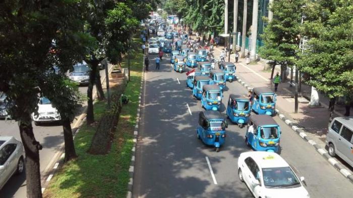 Sopir Angkutan Umum Berunjuk Rasa, Warga Pun Pilih Ojek
