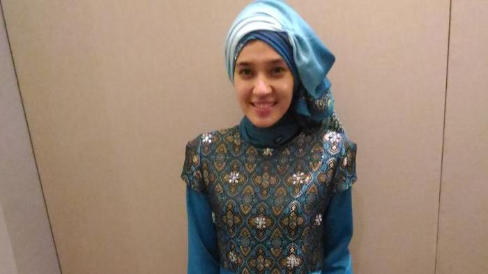 Artikel Bergambar 'Perempuan di Atas Kafan' Jadi Awal Dhini Memutuskan Berhijab