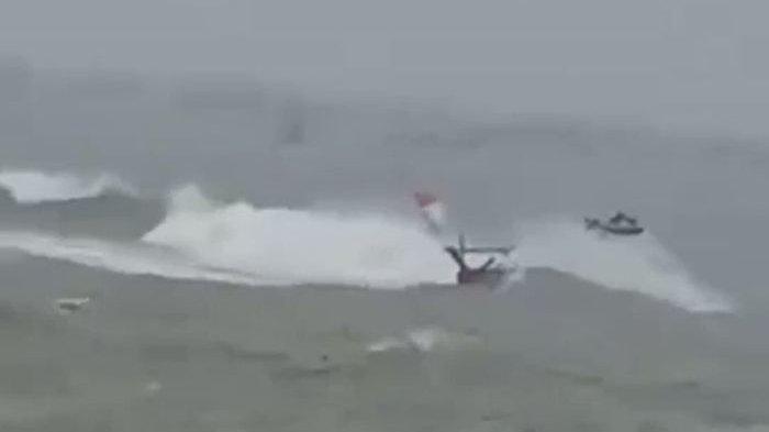 Cuaca Ekstrem, 2 Perahu Nelayan Terbalik di Pantai Jayanti Cianjur, Diterjang Gelombang Tinggi
