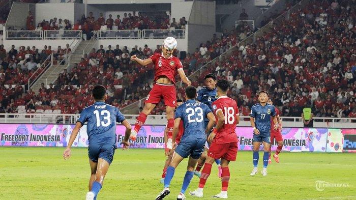 Pemain Timnas Indonesia Dimas Drajad (nomor 9) menanduk bola ke gawang Brunei Darussalam pada laga Kualifikasi Piala Dunia 2026 di Stadion Utama Gelora Bung Karno, Kamis (12/10/2023).