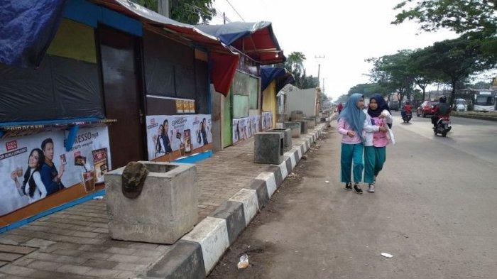 Warga yang Olahraga Pagi Keluhkan Keberadaan Kios-kios di Trotoar di Jalan Raya Bandung-Garut