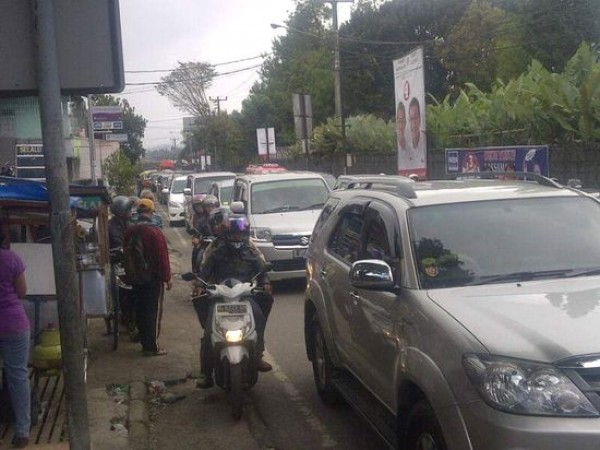 Polisi Berlakukan Contra Flow di Jalan Raya Lembang
