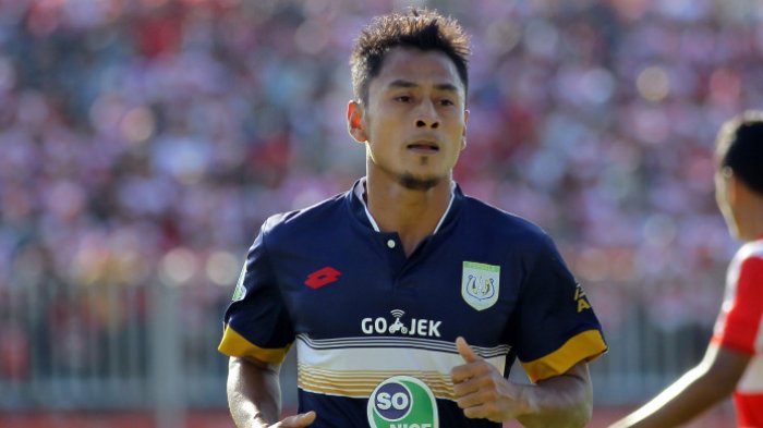 Samsul Arif berseragam Persela Lamongan.