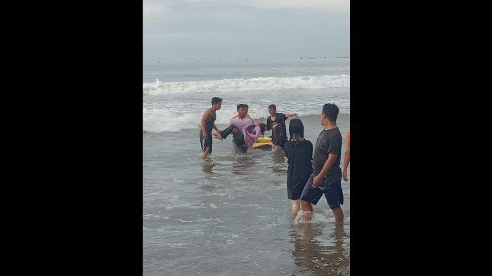 Ombak Besar,  4 Wisatawan Asal Depok Nyaris Tenggelam di Pantai Karanghawu Sukabumi