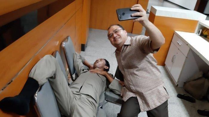 Ada Satpol PP Tidur di Kursi, Gubernur Erzaldi Rosman Langsung Foto Selfie, Potretnya Viral