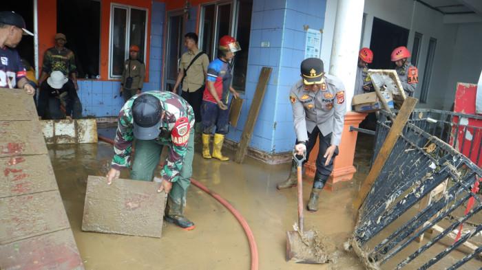 Gerak Cepat Polisi Evakuasi Korban Banjir Sukabumi hingga Beri Bantuan, Kapolres: Ini Kemanusiaan