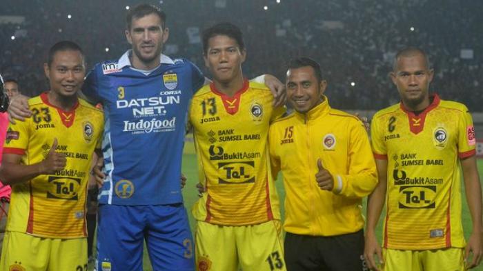 Firman Utina (kedua dari kanan) dan tiga mantan pemain Persib Bandung lainnya berfoto dengan Vladimir Vujovic setelah Persib melawan Sriwijaya FC pada laga terakhir Grup A Piala Bhayangkara di Stadion Si Jalak Harupat, Kabupaten Bandung, 26 Maret 2016.