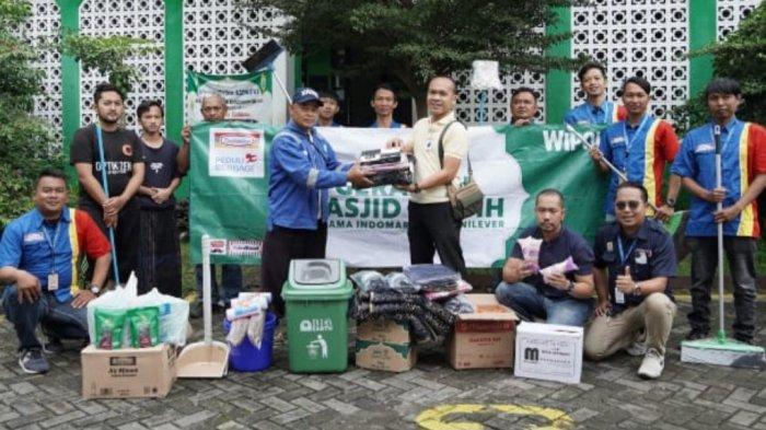 Indomaret dan Unilever Indonesia Lakukan Bersih-Bersih Masjid dalam Rangkaian Gerakan Masjid Bersih
