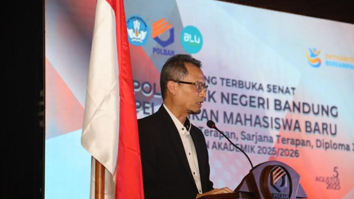 POLBAN - Direktur Pembelajaran dan Kemahasiswaan, Direktorat Jenderal Pendidikan Tinggi, Kementrian Pendidikan Tinggi, Sains, dan Teknologi Republik Indonesia, Beny Bandanadjaja, saat memberikan sambutan kepada mahasiswa baru Polban. 