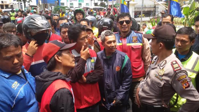 Datangi Balai Kota, Pengojek Pangkalan Tolak GoJek di Bandung