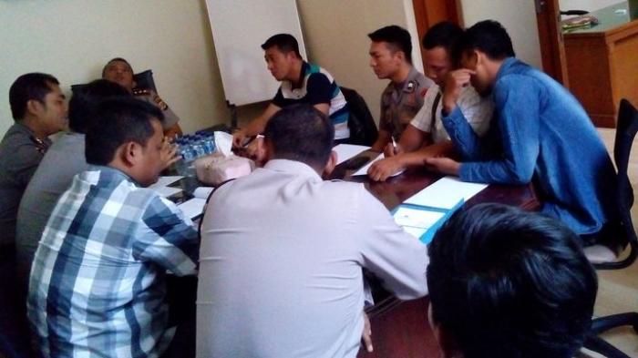 BREAKING NEWS: Pengojek Online Bertemu Polisi Mapolrestabes Bandung