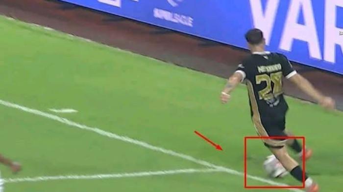 LEWAT GARIS - Tangkapan layar bola terlihat meninggalkan lapangan di laga Persib vs Dewa United yang berujung gol Alex Martins, Senin 20 April 2026.