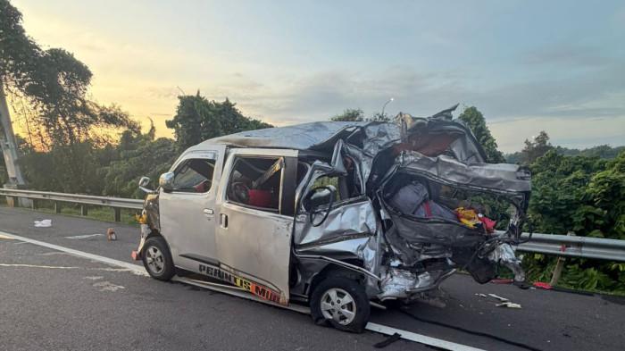 LAKA MAUT - Kondisi mobil Daihatsu Gran Max yang ditabrak bus Agra Mas dalam musibah kecelakaan maut beruntun di ruas Tol Cikopo-Palimanan (Cipali) KM 72, Purwakarta, pada Selasa (18/11/2025) dini hari. 5 Orang tewas akibat kecelakaan ini.