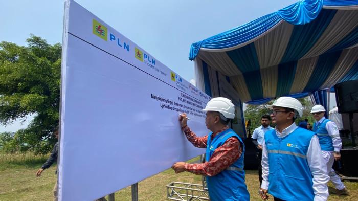 PLTS TERAPUNG - Proyek Strategis Nasional (PSN) berupa pembangunan Pembangkit Listrik Tenaga Surya (PLTS) d Waduk Saguling, di Kabupaten Bandung Barat (KBB) telah ground breaking, Kamis (25/9/2025),
