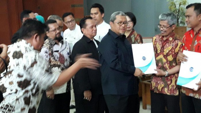 Ahmad Heryawan Serahkan 702 Sertifikat Akreditasi Kepada SMA/SMK/MA Se-Jawa Barat