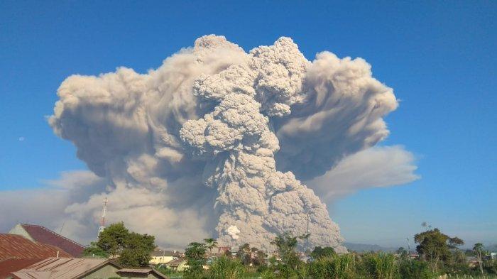 Tadi Pagi Gunung Sinabung Meletus Lagi, Semburkan Kolom Abu Setinggi 2,8 KM