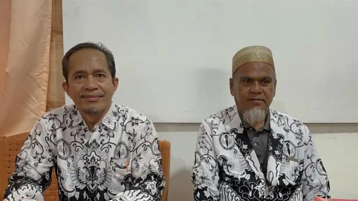 PEMECATAN GURU - Mantan Kepala SMAN 1 Luwu Utara, Rasnal (kiri) dan Bendahara Komite SMAN 1 Luwu Utara, Abdul Muis (kanan) ditemui beberapa waktu lalu. Keduanya diberhentikan tidak dengan hormat buntut dana komite sekolah sebesar Rp 20 ribu. Namun, Presiden Prabowo Subianto kemudian merehabilitasi keduanya.