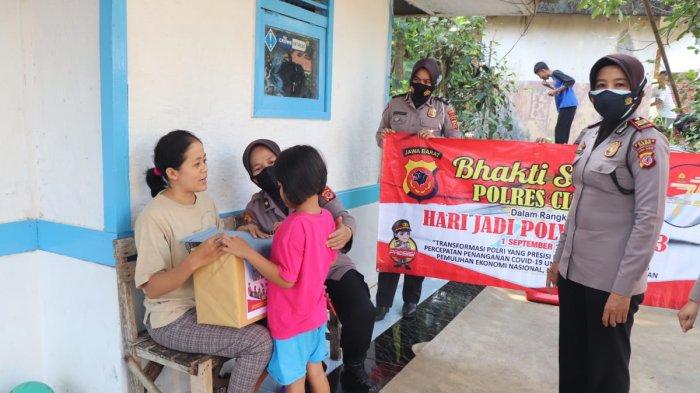 Peringati HUT Polwan, Polwan di Ciamis Bantu Anak Yatim dan Kunjungi Anggota Polri yang Sedang Sakit