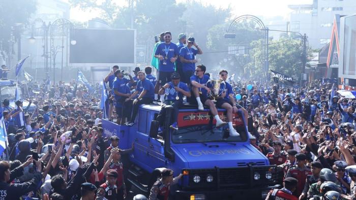 Pada Minggu, 24 Mei 2026, jutaan Bobotoh dan masyarakat dari berbagai daerah memenuhi ruas-ruas jalan Kota Bandung untuk merayakan keberhasilan PERSIB meraih gelar juara kompetisi musim 2025/2026 melalui Pawai Juara Panca Takhta.