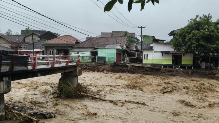 Bukti Ngerinya Banjir Bandang di Cisolok Sukabumi, Jembatan Beton sampai Putus