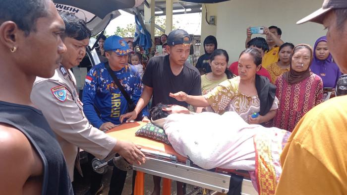Petugas medis saat mengevakuasi korban selamat ke Puskesmas Juntinyuat dalam kecelakaan laut kapal nelayan terbalik setelah dihantam ombak besar di Desa/Kecamatan Juntinyuat, Kabupaten Indramayu, Jumat (23/1/2026). Foto ISTIMEWA DOK. SATPOLAIRUD POLRES INDRAMAYU