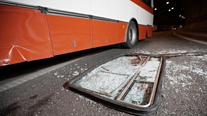 Bus dari Tanjung Priok Terguling saat Menuju Tempat Wisatadi Pasirjambu Kabupaten Bandung