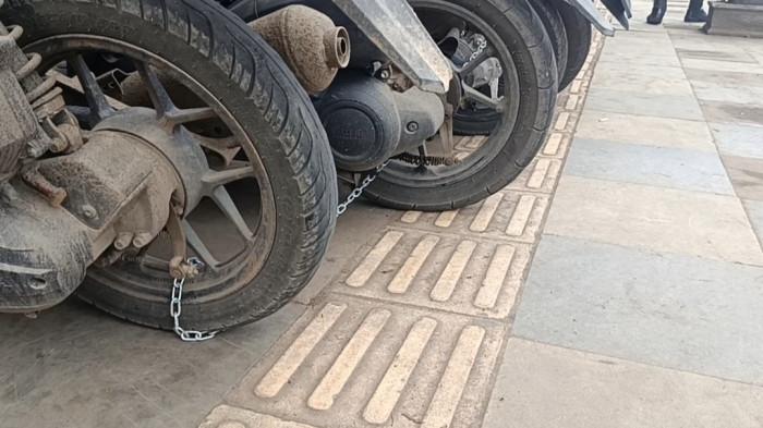 MOTOR DIGEMBOK - Satu per satu sepeda motor yang nekat 'numpang' di atas trotoar depan CSB Mall, Kota Cirebon, tak lagi dibiarkan. Tanpa banyak peringatan, petugas datang, rantai dikaitkan, gembok dikunci. Trotoar yang selama ini berubah fungsi menjadi lahan parkir pun mulai dikembalikan ke khitahnya. Pemandangan itu terlihat jelas pada Selasa (3/2/2026) siang.