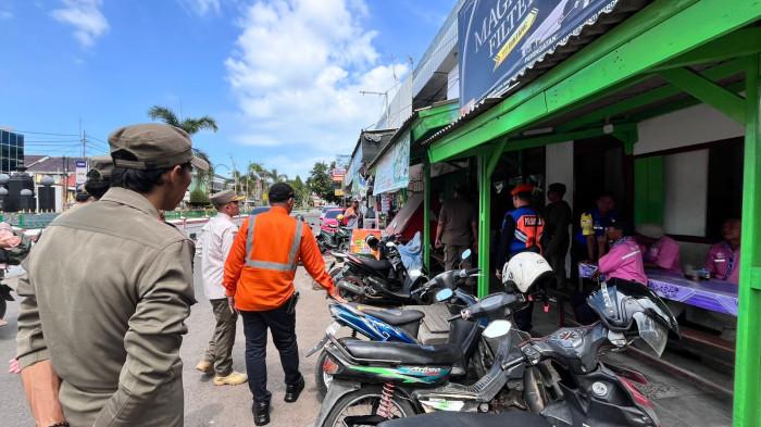 DIGUSUR - Di sela-sela ramainya pejalan kaki dan pedagang kaki lima (PKL) yang menjajakan dagangan, sejumlah petugas Satpol PP Kota Cirebon terlihat menghampiri satu per satu lapak di sepanjang trotoar menuju pintu utama stasiun. Bukan untuk menertibkan hari ini, melainkan memberikan sosialisasi. Sosialisasi pertama, sebelum rencana penertiban resmi dilaksanakan pada 3 November 2025.