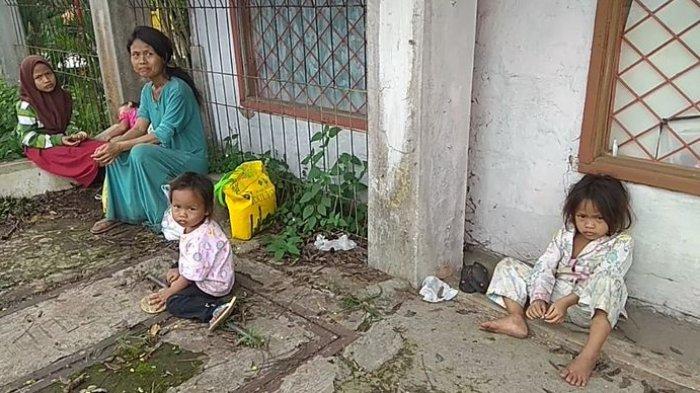 Imas Yani bersama empat anaknya beristirahat setelah mengambil sekeresek beras (Tribun Jabar/Ferri Amiril Mukminin)