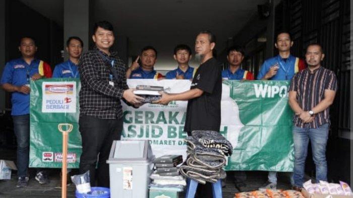 Gerakan Masjid Bersih, Indomaret dan Unilever Indonesia Lakukan Bersih-Bersih di Masjid As Safarr
