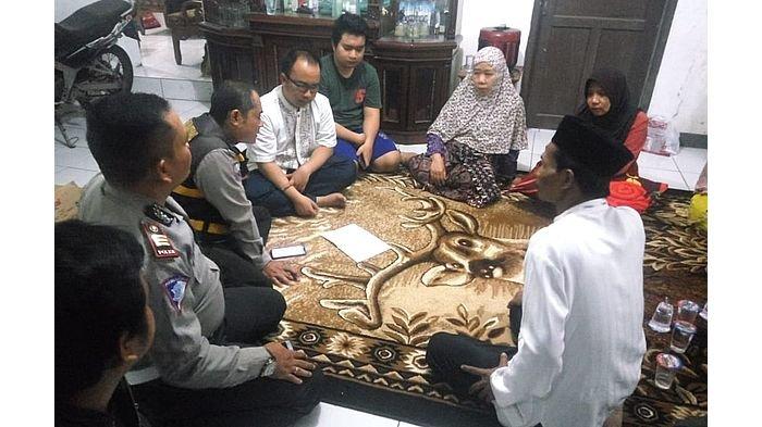 Jajaran Polsek Cimahi Selatan mendatangi keluarga korban yang meninggal dunia berinisial AH saat hendak menyembelih hewan kurban di Kampung Sukarintih, RT4/5, Kelurahan Melong, Kecamatan Cimahi Selatam, Kota Cimahi, Minggu (11/8/2019).