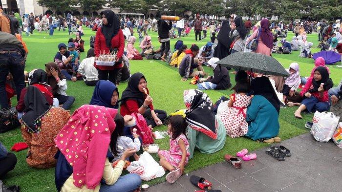 Jalan Asia-Afrika dan Alun-alun Kota Bandung seringkali dipenuhi pengunjung, terutama ketika musim liburan seperti libur tahun baru ini, Selasa (1/1/2019).