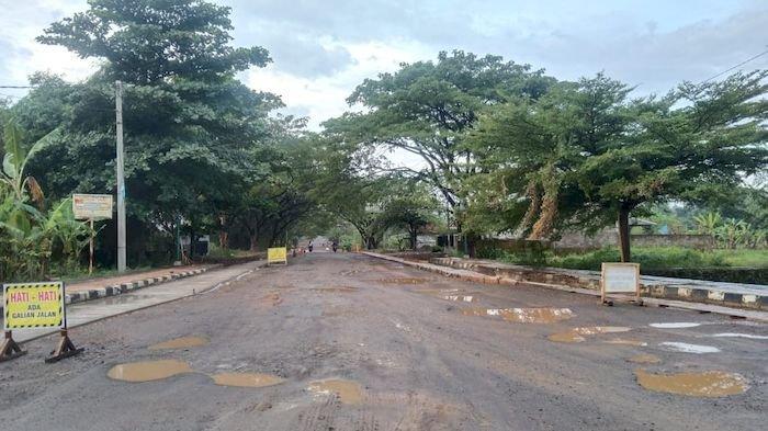 Ruas Jalan Berlubang di Cirebon Bertambah Selama Musim Hujan, Banjir Bikin Jalan Rusak Makin Parah
