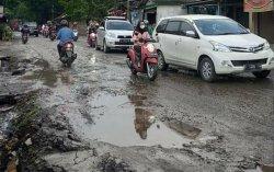 Jalan Provinsi di Cikembar Sukabumi Rusak Parah, Warga Mengeluh Sudah Lama Gak Diperbaiki