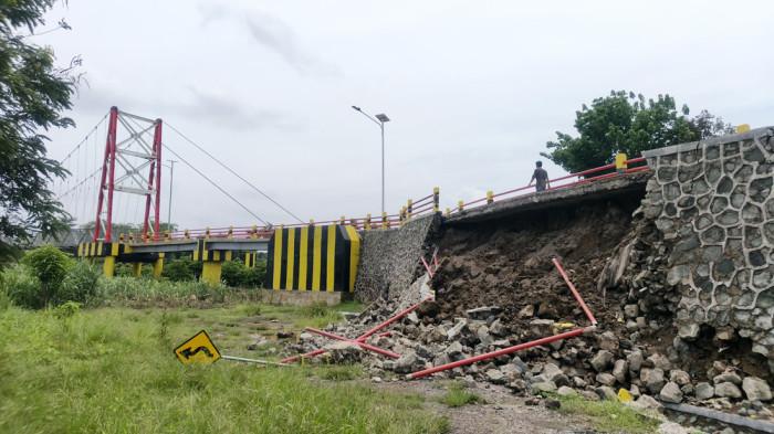 Warga di Desa Babakan Losari Lor, Kecamatan Pabedilan, Kabupaten Cirebon dibuat syok pada Minggu (16/11/2025) pagi. Jembatan gantung yang menghubungkan wilayah Cirebon–Brebes itu tiba-tiba ambrol, padahal baru empat bulan diresmikan. Peristiwa tersebut terekam kamera amatir warga dan langsung viral di media sosial.