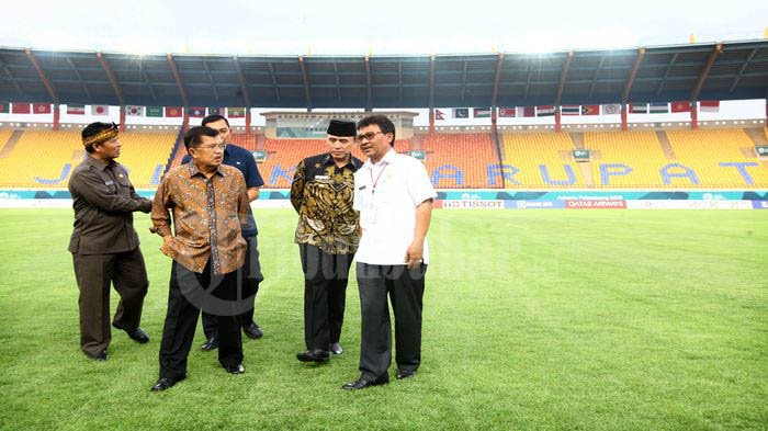 Wakil Presiden RI, Jusuf Kalla (JK) didampingi Penjabat Gubernur Jawa Barat, Komjen Pol M Iriawan dan Bupati Bandung, Dadang M Nasser meninjau lapangan dan tribun penonton Stadion Si Jalak Harupat di Kecamatan Soreang, Kabupaten Bandung, Rabu (8/8/2018). 