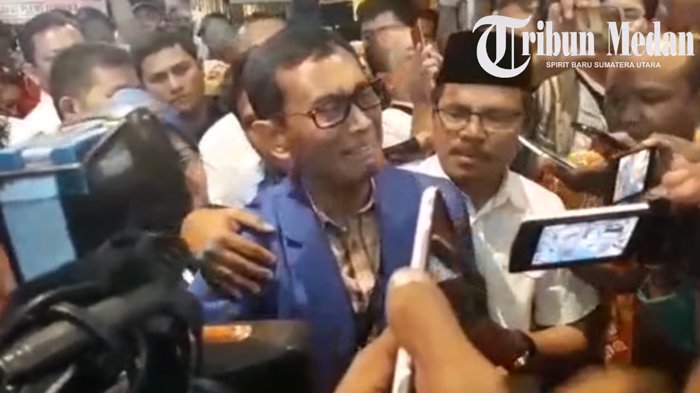 Tangis JR Saragih Pecah saat Dinyatakan Tak Memenuhi Syarat di Pilgub Sumut