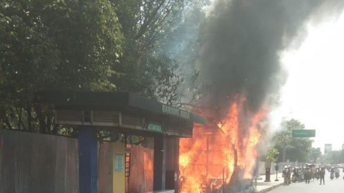 Halte Bus di Tegalega Bandung Dilalap Si Jago Merah, Api Diduga Berasal dari Korsleting Listrik