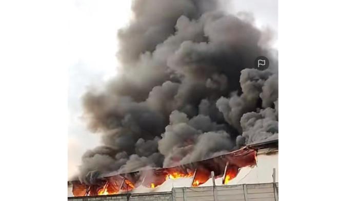 PABRIK TERBAKAR - Pabrik kain Mastex Jaya Lestari di Jalan Raya Cikancung RT 3/2, Desa Cikasungka, Kecamatan Cikancung, Kabupaten Bandung, terbakar pada Minggu (2/11/2025) pukul 15.15 WIB.