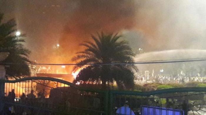 Kobaran Api Terlihat dari Arah Kerumunan Massa Pendemo