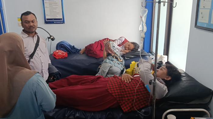 Yuni, seorang wali murid kelas IV SDN 2 Setu Wetan di Kecamatan Weru, Kabupaten Cirebon saat menunggui anaknya yang diduga mengalami keracunan dari menu MBG, Selasa 4 November 2025.