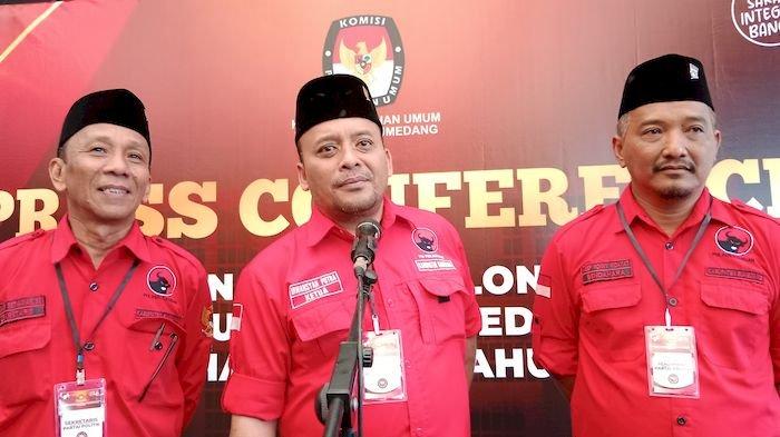 Ketua DPC Partai Demokrasi Indonesia Perjuangan (PDIP) Kabupaten Sumedang, Irwansyah Putra (tengah) saat diwawancara TribunJabar.id di Sumedang, Kamis (11/5/2023).  (TRIBUNJABAR/ Kiki Andriana)