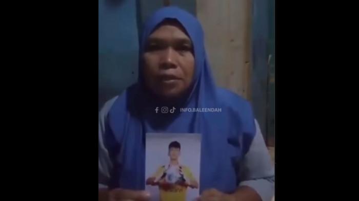 Ibu memperlihatkan foto Rizki Nur Fadhilah. Rizki, pemuda asal Babakan Cilisung, Kecamatan Dayeuhkolot, Kabupaten Bandung, diduga menjadi korban Tindak Pidana Perdagangan Orang (TPPO) dan kini terdampar di Kamboja.