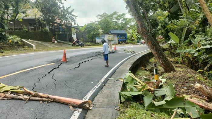 Tak hanya Banjir, Longsor dan Jalan Ambles Pun Hambat Arus Lalu Lintas di Pangandaran